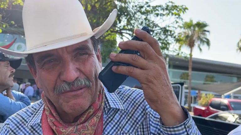 El líder del movimiento Campesinos Unidos de Sinaloa, Baltazar Valdez Armentía, en una llamada con el Secretario de Agricultura de Sinaloa, Jaime Montes Salas.