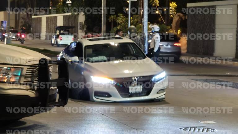 El automóvil en el que viajaba el presunto grupo armado fue impactado por una patrulla del Ejército y quedó detenido sobre la Avenida Camarón Sábalo.