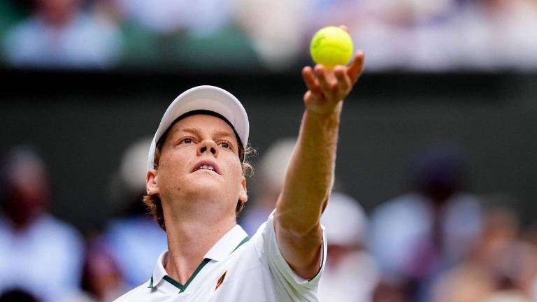 A pesar de las complicaciones, Jannik Sinner avanzó en su debut en Wimbledon.