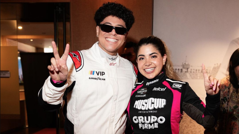 Eduin Caz junto a Regina Sirvent, la primera piloto de carreras en la Nascar Challenge.