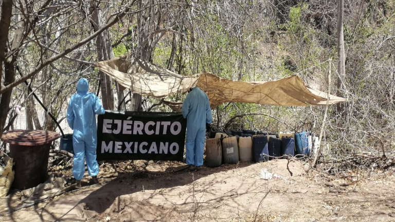 Militares resguardan los contenedores con sustancias químicas asegurados en la zona rural de Culiacán.
