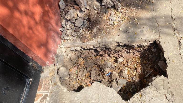 El pozo sin tapar en la avenida Antonio Toledo Corro representa un riesgo para peatones, señalan vecinos del fraccionamiento Esmeralda.