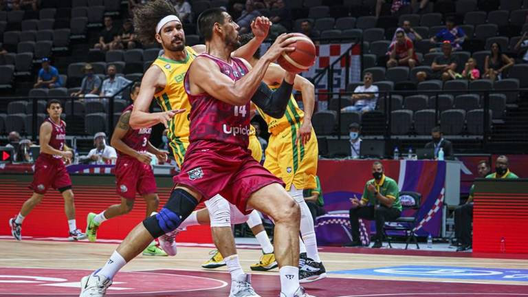 Gustavo Ayón intenta encestar.