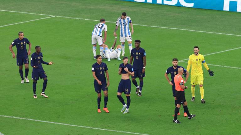 Ángel Di María cae en el área, lo que es marcado como penalti.