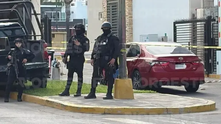Una mujer fue privada de la vida con disparos de arma de fuego y quedó en el asiento de su auto cuando rentaba ingresar a un coto del Fraccionamiento Real del Valle.