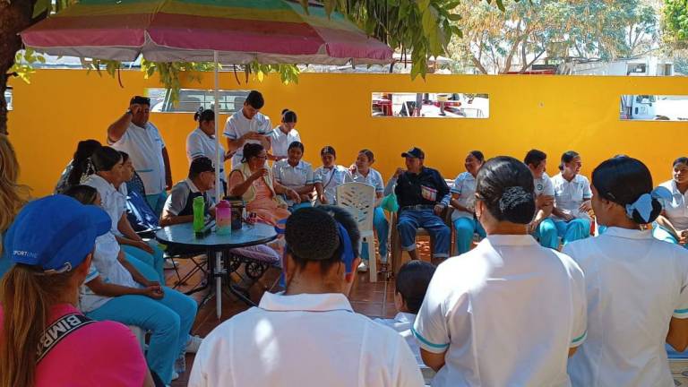 Comparten abuelitos del Asilo de Escuinapa sus recuerdos con estudiantes