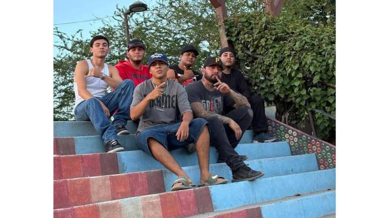 Imagen de los jóvenes del colectivo Bola Costera que tienen en su cuenta de Facebook.
