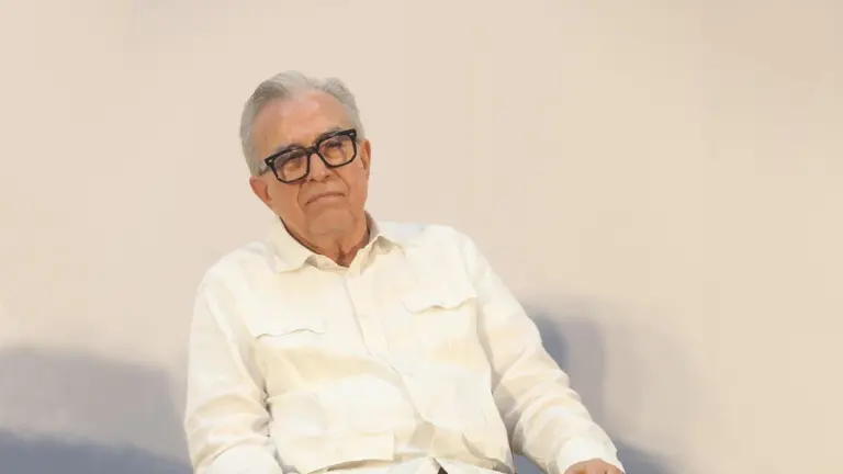 El Gobernador con licencia de Sinaloa, Rubén Rocha Moya, es señalado por autoridades de EU de favorecer las operaciones del Cártel de Sinaloa y el tráfico de drogas hacia su país.