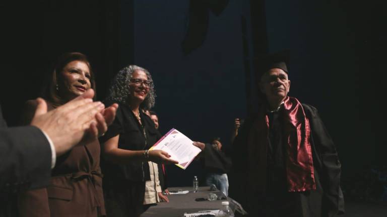 La Gobernadora Graciela Domínguez Nava entrega certificados a adultos que concluyeron sus estudios.