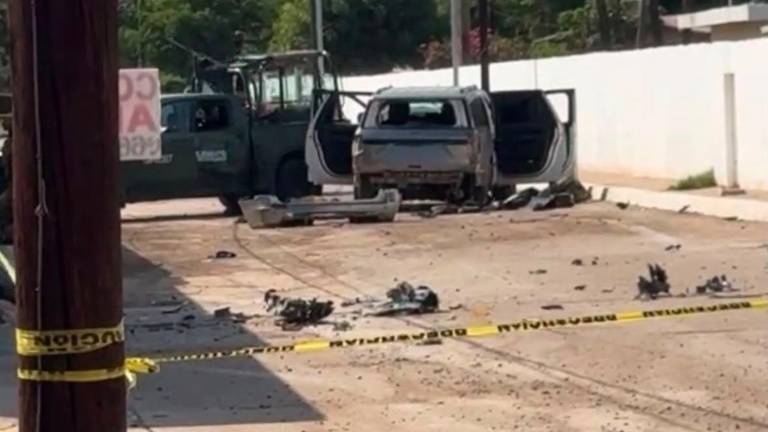 La camioneta donde viajaban los sujetos armados quedó visiblemente dañada tras el enfrentamiento.