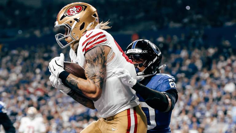 George Kittle logra atrapar el ovoide para lograr seis puntos para los 49ers.