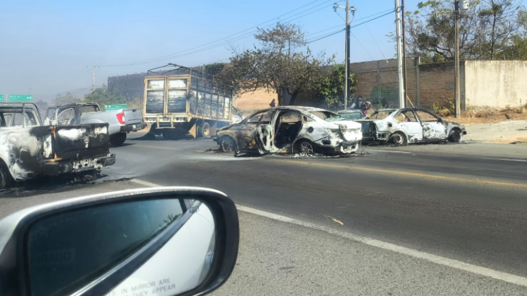 Bloqueo carretero en Nayarit tras el abatimiento del líder del Cártel de Jalisco Nueva Generación.