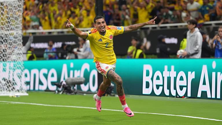 Daniel Muñoz celebra el gol que le dio a Colombia el triunfo y el boleto a la siguiente ronda.