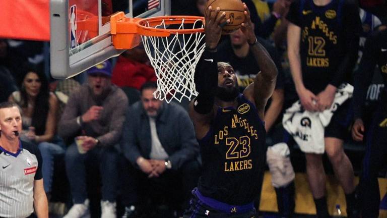 LeBron James dio cátedra ante los Rockets en el Juego 2 de su playoffs.