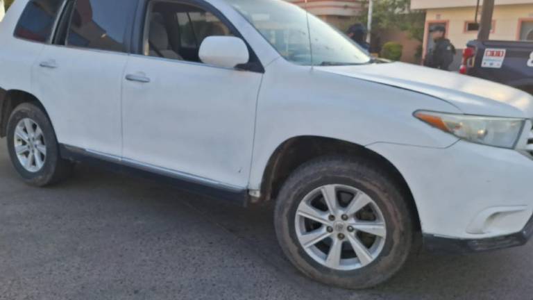 Elementos de seguridad localizaron y aseguraron tres vehículos con reporte de robo en Culiacán, entre ellos una camioneta.