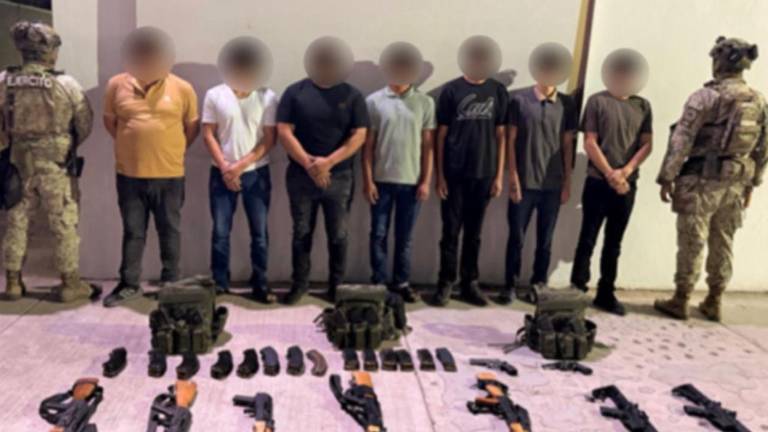 Armas y equipo táctico incautados por el Ejército Mexicano tras operativo en el sector Valle Alto.