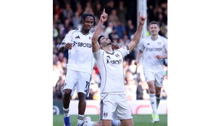 Raúl Jiménez marca penal y dedica gol a su padre en triunfo del Fulham