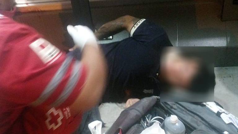 Paramédicos atendieron al joven que resultó herido por esquirlas de explosivo en Escuinapa.