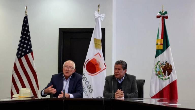 El Embajador de EU en México, Ken Salazar, y el Gobernador de Zacatecas, David Monreal, durante la firma del acuerdo el pasado 7 de octubre.