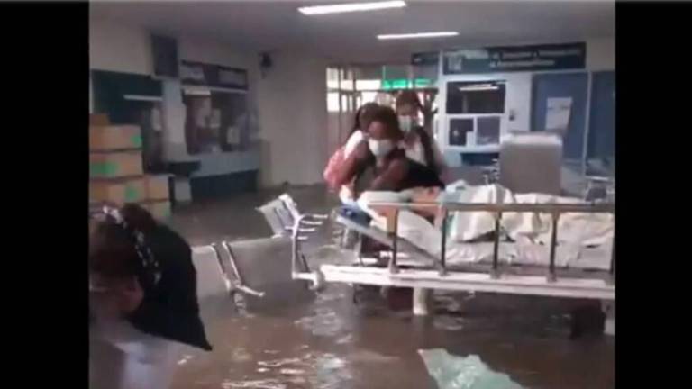 En uno de los videos compartidos a través de las diversas redes sociales, se observa un hospital, supuestamente el del IMSS en Tula, en donde enfermeras intentan sacar a los pacientes.