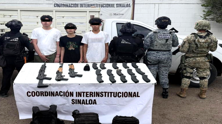 Elementos de seguridad resguardan a los tres detenidos y lo asegurado en el sector norte de Culiacán.