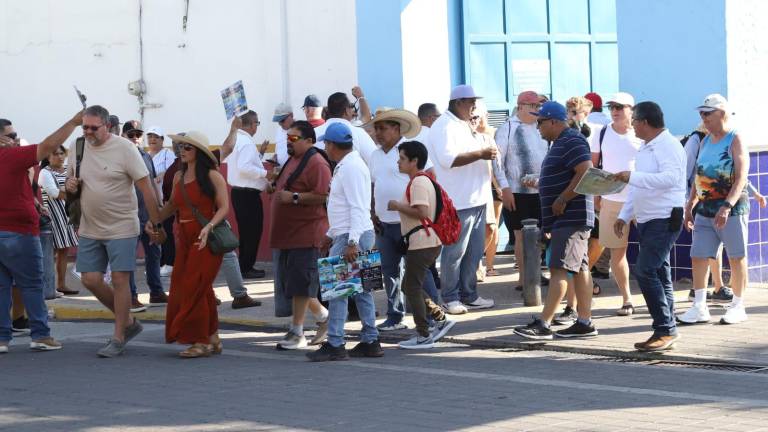 Taxistas y transportistas se concentran frente a la terminal marítima de Mazatlán durante la llegada de cruceros, por lo que guías de turistas denuncian acoso a visitantes.