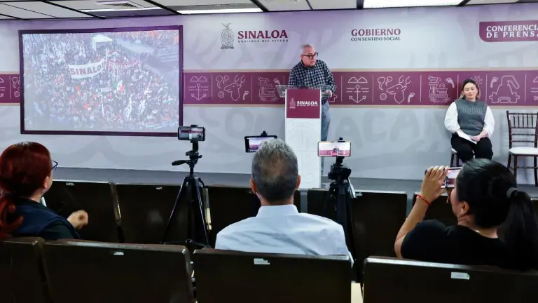 Rubén Rocha Moya planteó en la Ciudad de México la urgencia de instalar una mesa de trabajo que atienda el déficit de recursos y el proceso de reingeniería en la institución.