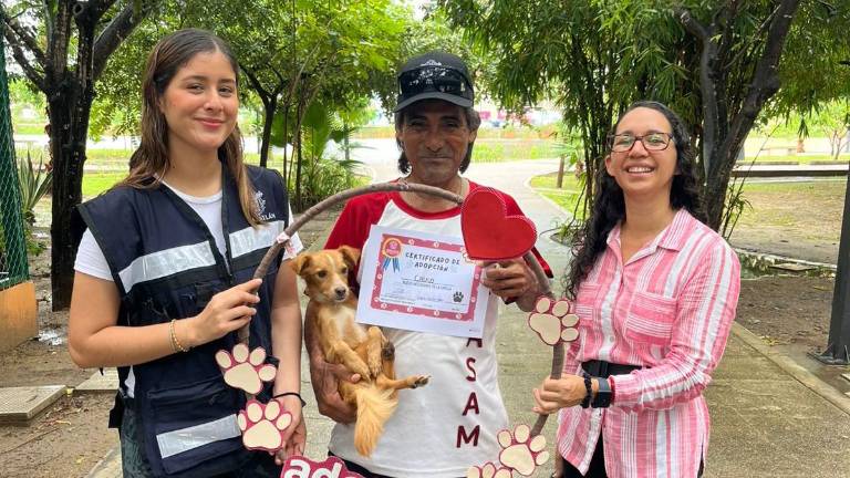 Ciudadanos adoptaron mascotas durante la jornada del programa “Huellitas del Bienestar” en el Parque Central de Mazatlán.