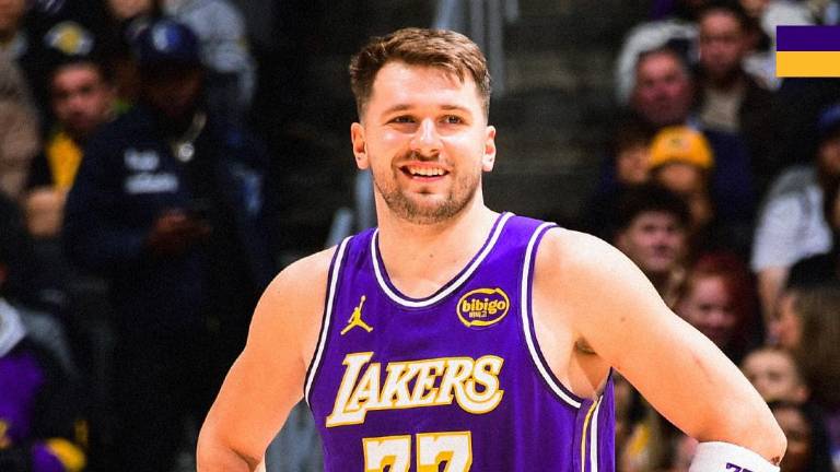 Luka Doncic se va al hule.
