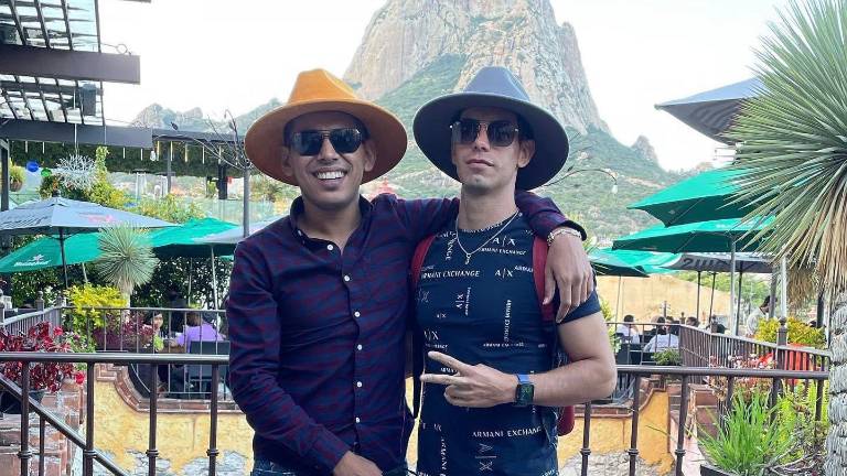 Jhonny Caz y su prometido Jonathan.