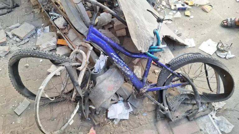 El trabajador humanitario se dirigía en bicicleta al trabajo.