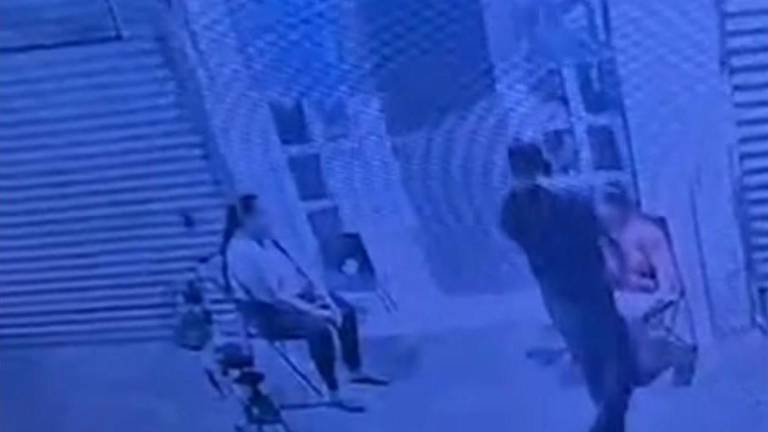 Cámaras de videovigilancia captaron el momento en que un hombre armado atacó a cuatro mujeres en el Centro.