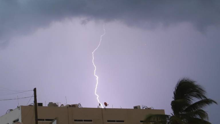 Truenos, relámpagos y ráfagas de viento se presentan en Mazatlán.