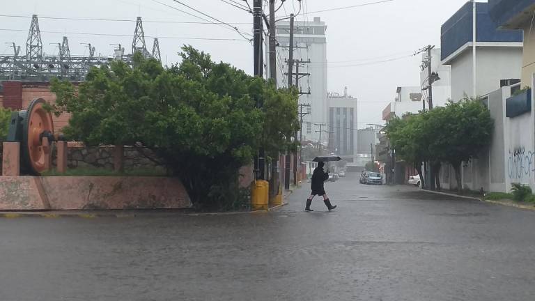 Reportan habitantes de Mazatlán falta de agua potable en sus casas