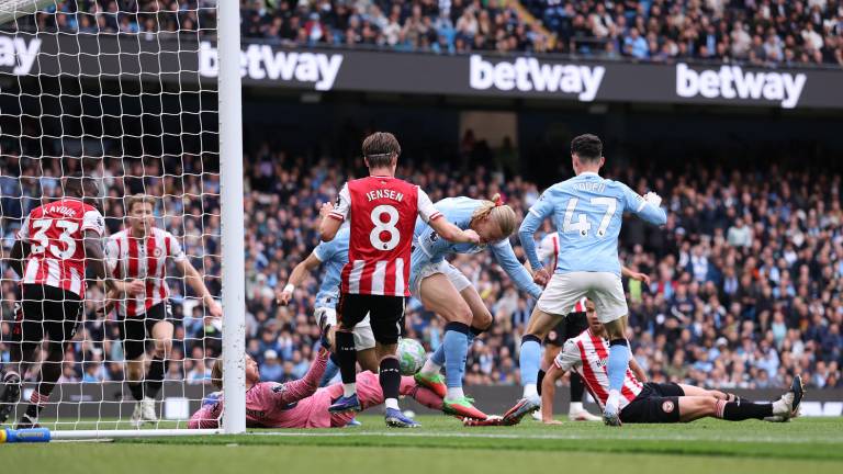 Erling Haaland marca el segundo gol del Manchester City.