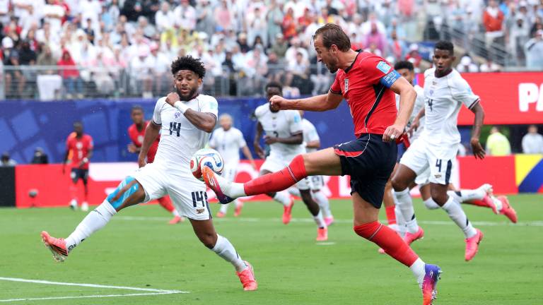 Harry Kane (der.) marcó el segundo gol inglés.