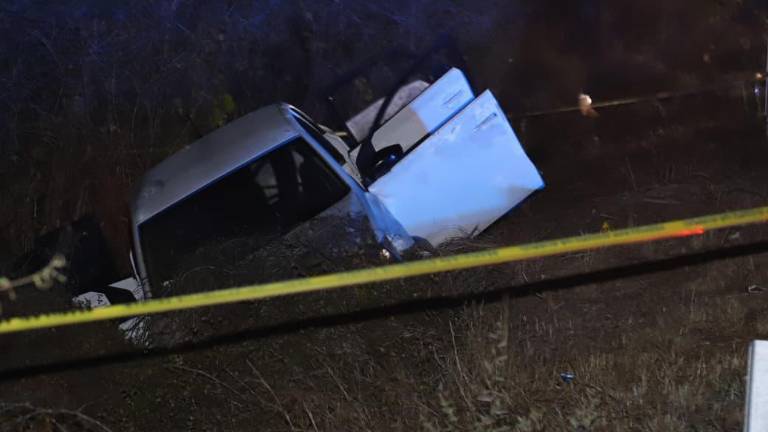 El vehículo Volkswagen Vento quedó sobre la autopista Mazatlán-Culiacán, donde fue localizada una mujer sin vida.