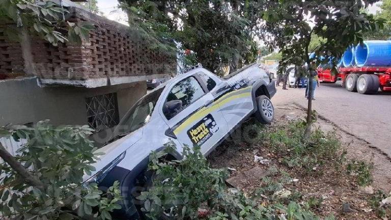 Dos camionetas chocaron por alcance en colonia Urías; una quedó embancada, sin heridos.