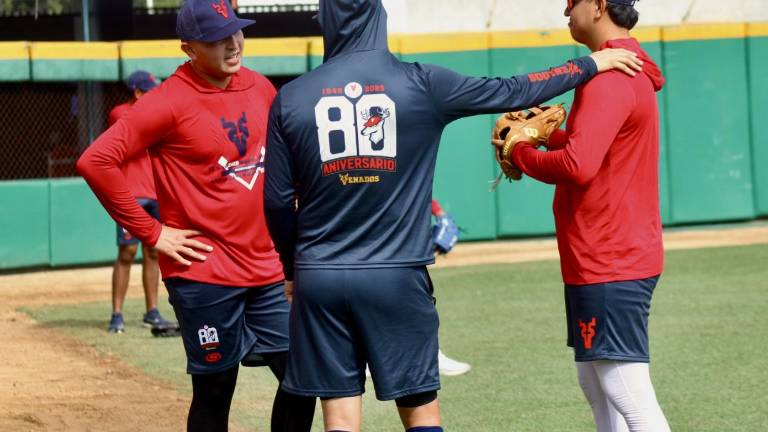 Jonatan Bernal (izquierda) está listo para abrir por Venados de Mazatlán en el Juego Inaugural en Nayarit ante los nacientes Jaguares.