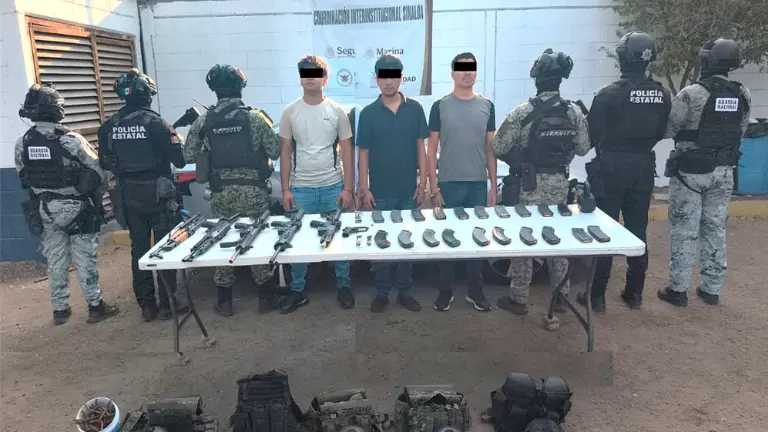 Fuerzas de seguridad decomisaron armas largas, cartuchos y equipo táctico tras revisar una vivienda en Culiacán.