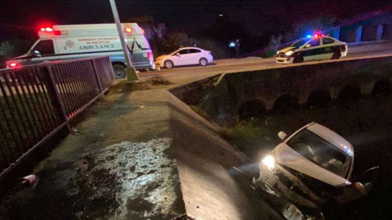 Automóvil que cayó a un canal pluvial en Mazatlán.