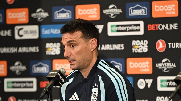 El técnico Lionel Scaloni reveló que durante la pausa de hidratación pidió calma y paciencia a sus jugadores.