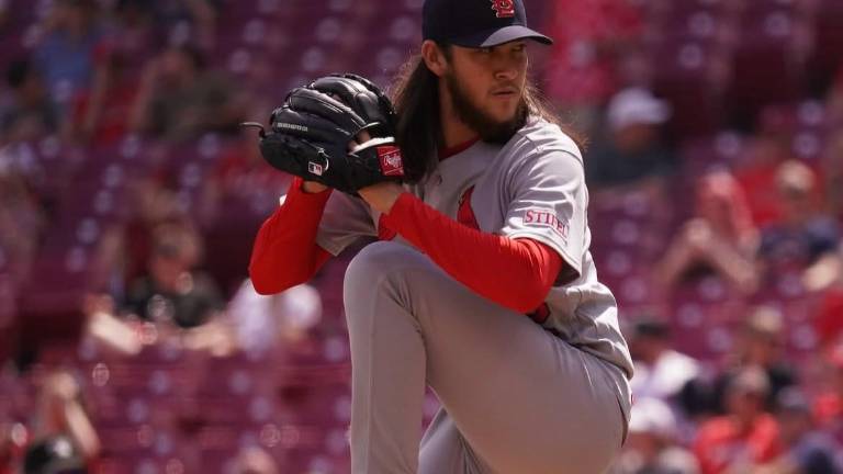 El sinaloense Luis Gastélum se acreditó la victoria por los Cardenales en plan de relevo.