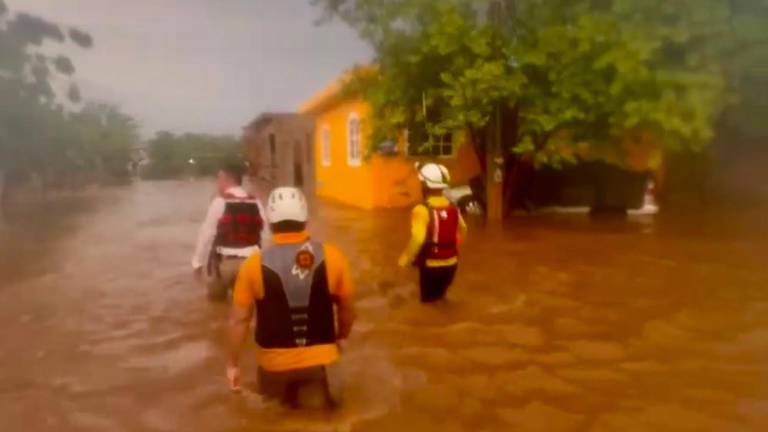 Autoridades de emergencia supervisan las zonas donde se registraron inundaciones en Mazatlán.