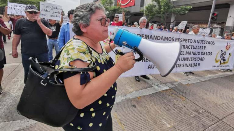 Protesta de trabajadores jubilados de la UAS en el Centro de Culiacán.