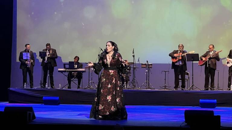 Un amplio repertorio de canciones populares sinaloenses fue presentado en las voces de la mezzoprano guamuchilense Oralia Castro.