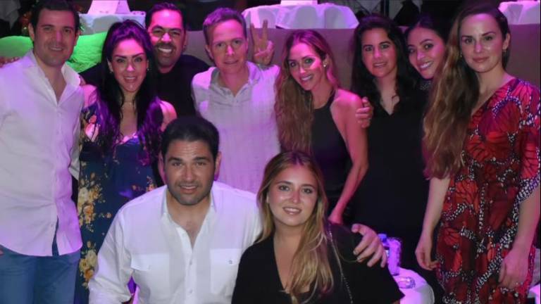 La cantante Anahí estuvo acompañada de su esposo Manuel Velasco Coello, su hermana Marichelo Puente, entre otros familiares.