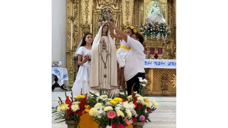 La imagen de la Virgen María fue coronada con flores.