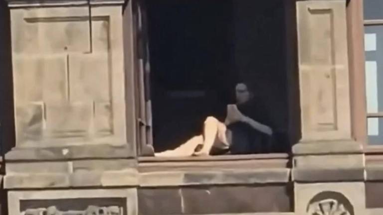 La mujer se asolea en la ventana del Palacio Nacional fue sancionada indicó Claudia Sheinbaum.