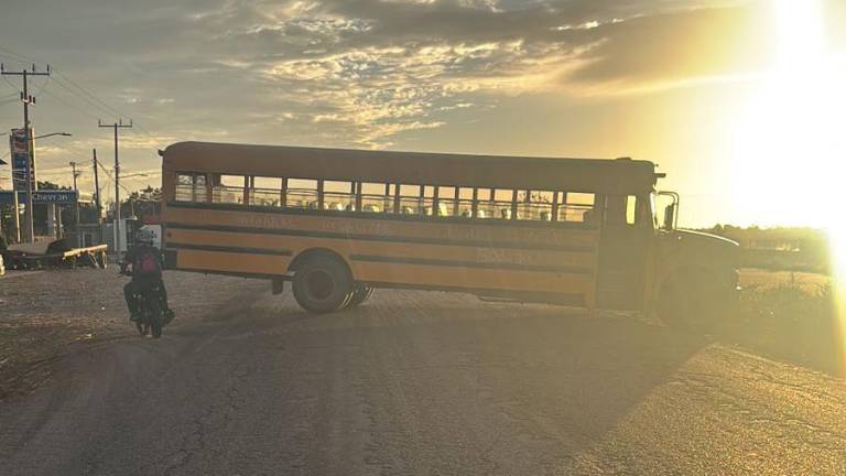 De acuerdo con reportes preliminares, un autobús de transporte de personal fue despojado y utilizado para bloquear la carretera La 20, en Navolato.